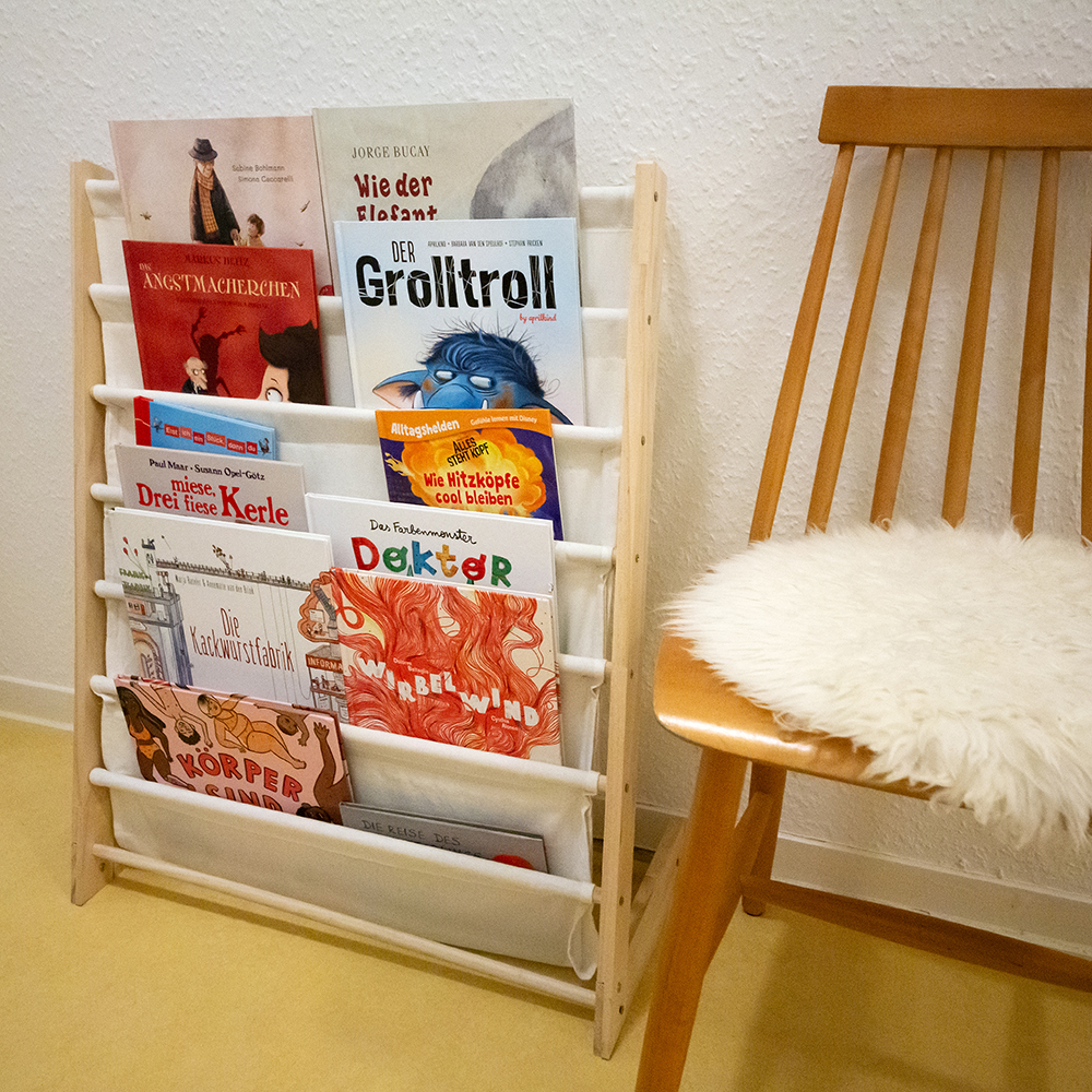 Stuhl Lesebereich Bücherregal